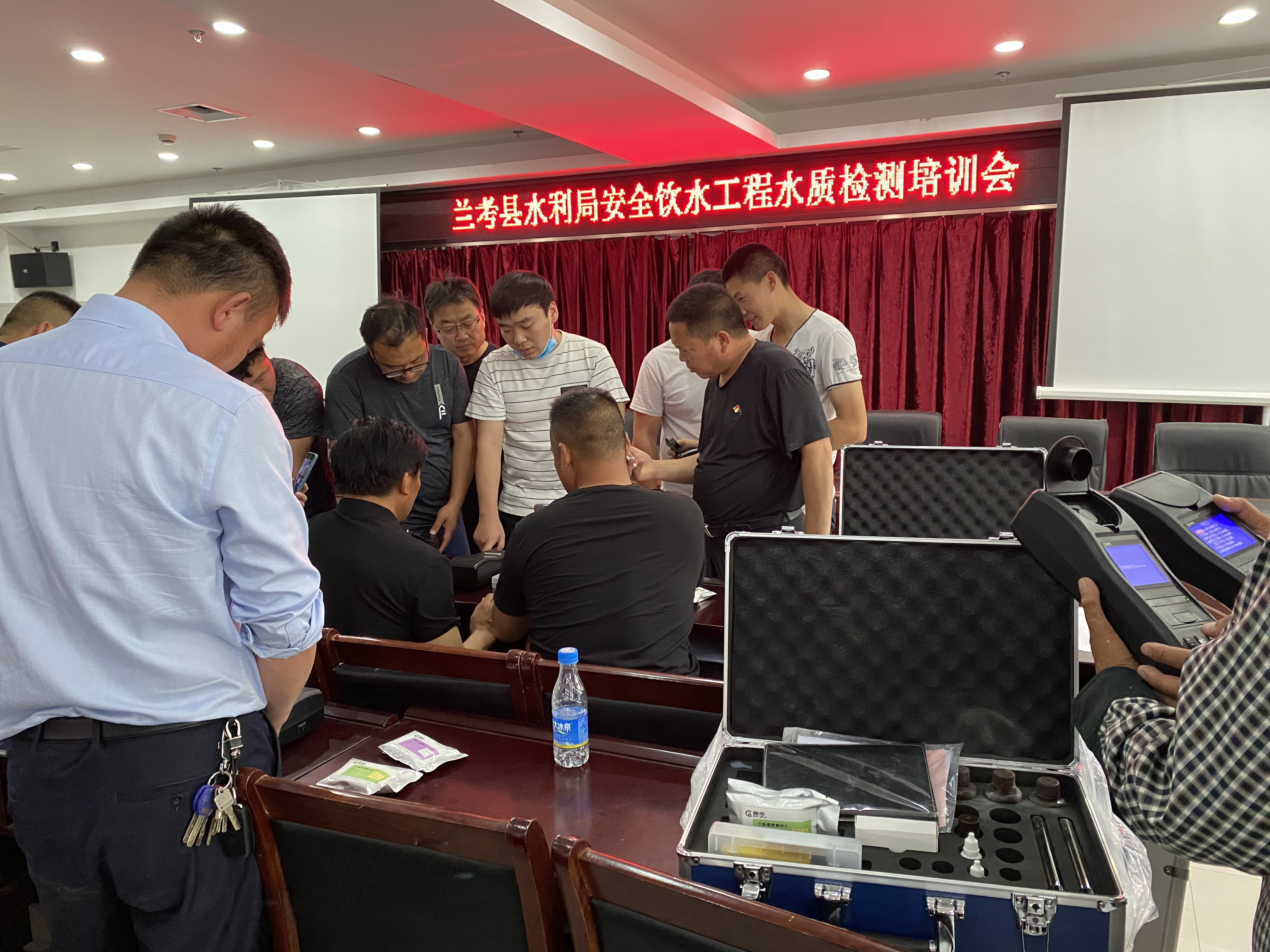 水廠(chǎng)檢測人員實(shí)際操作儀器
