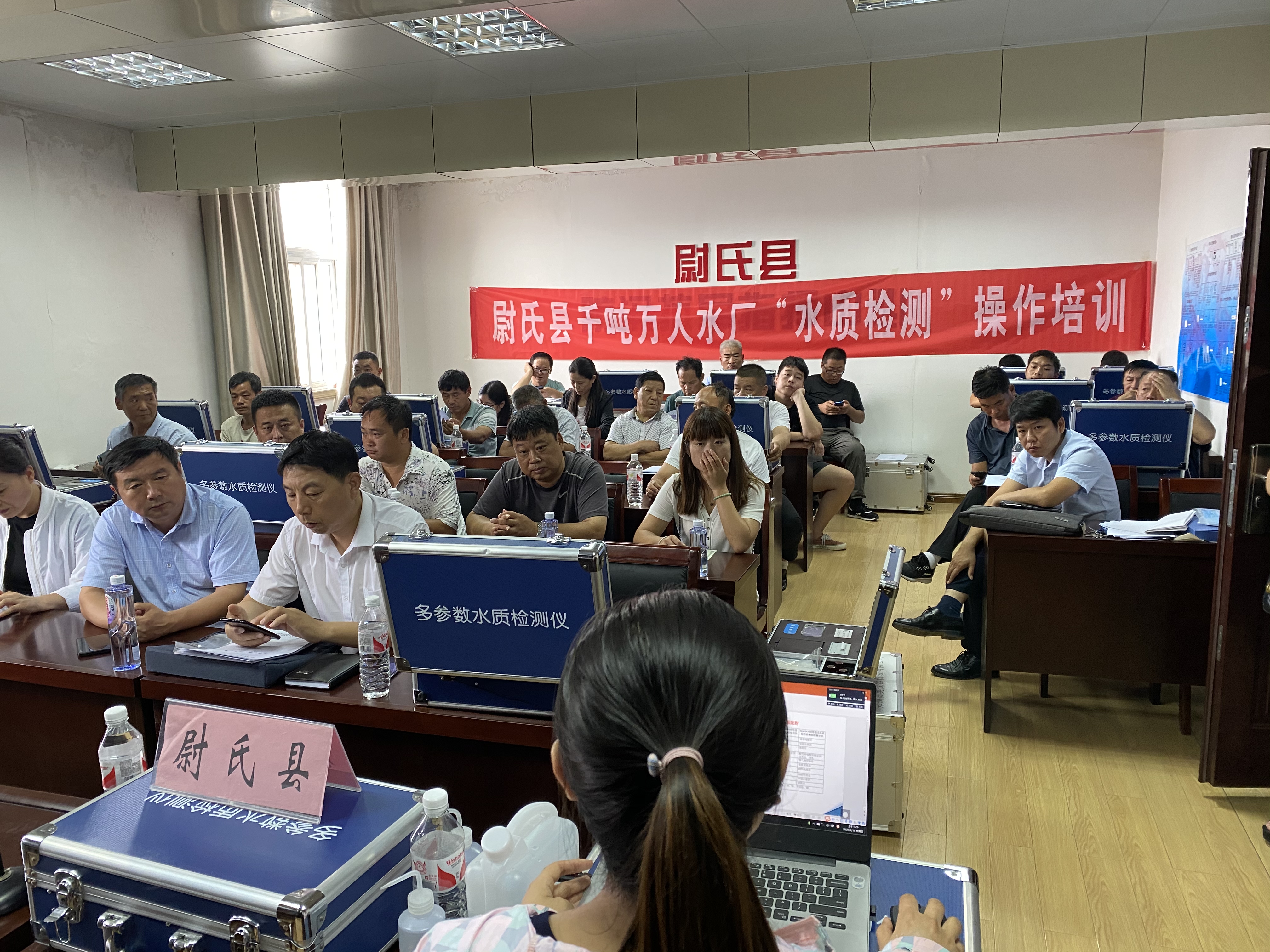 現場(chǎng)人員操作貫奧多參數水質(zhì)檢測儀