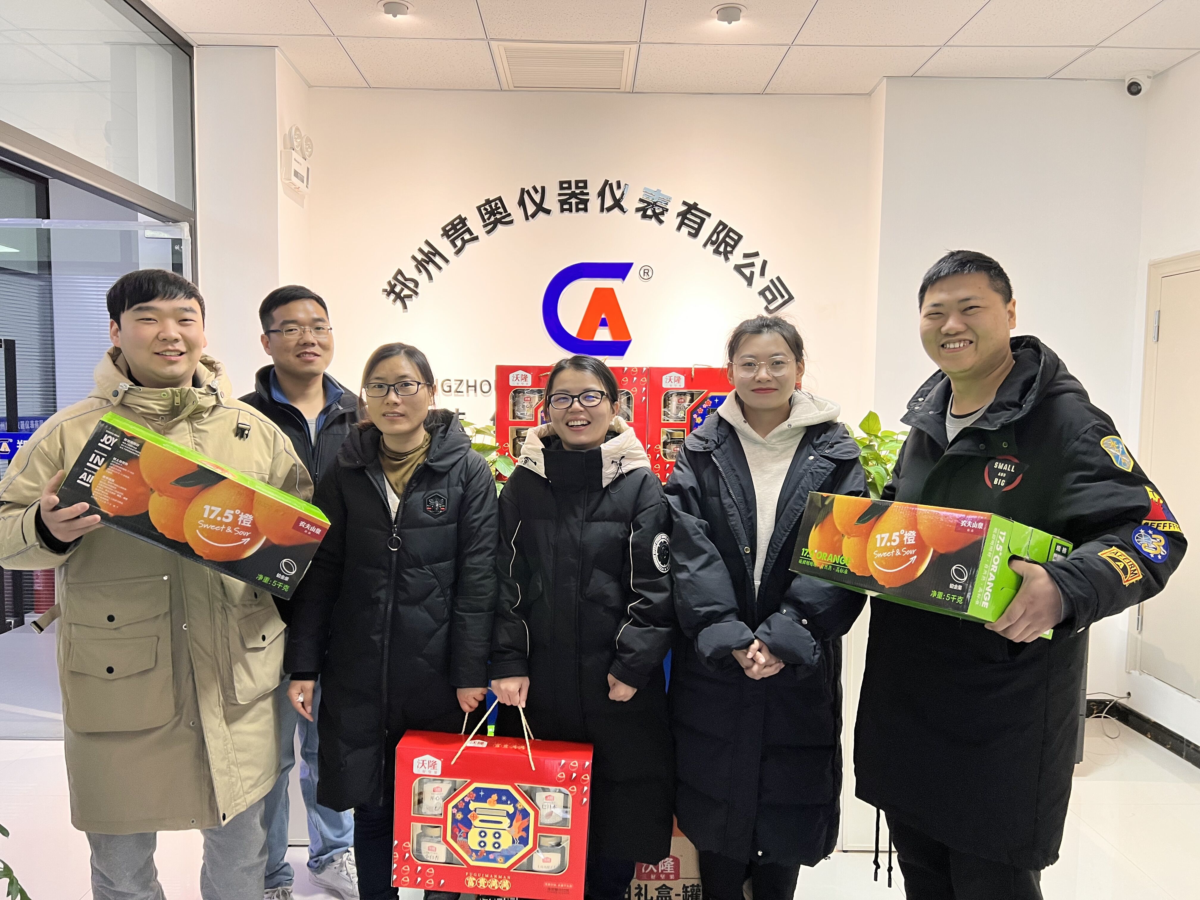 貫奧儀器儀表員工領(lǐng)去春節福利